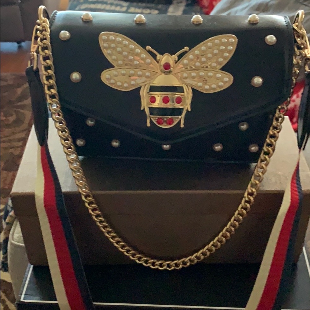 Fashion lady handbag. Can be worn crossbody